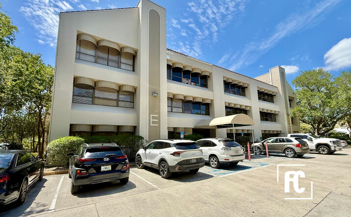 Pictures of Office property located at 900 SE Ocean Blvd, Stuart, FL 34994 for lease - image #1