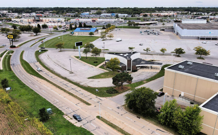 Pictures of Retail, Office property located at 2532 Crossroads Blvd, Waterloo, IA 50702 for lease - image #1