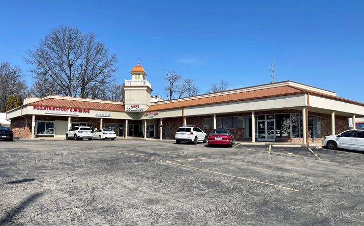 Pictures of Retail property located at 16075 Manchester Rd, Ellisville, MO 63011 for lease - image #1