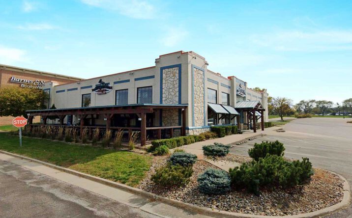 Pictures of Restaurant property located at 4570 University Ave, West Des Moines, IA 50266 for lease - image #1