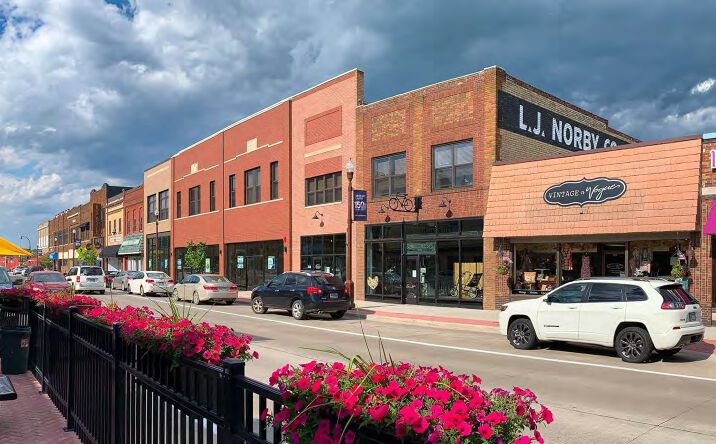 Pictures of Retail property located at 821-839 Washington Ave, Detroit Lakes, MN 56501 for lease - image #1