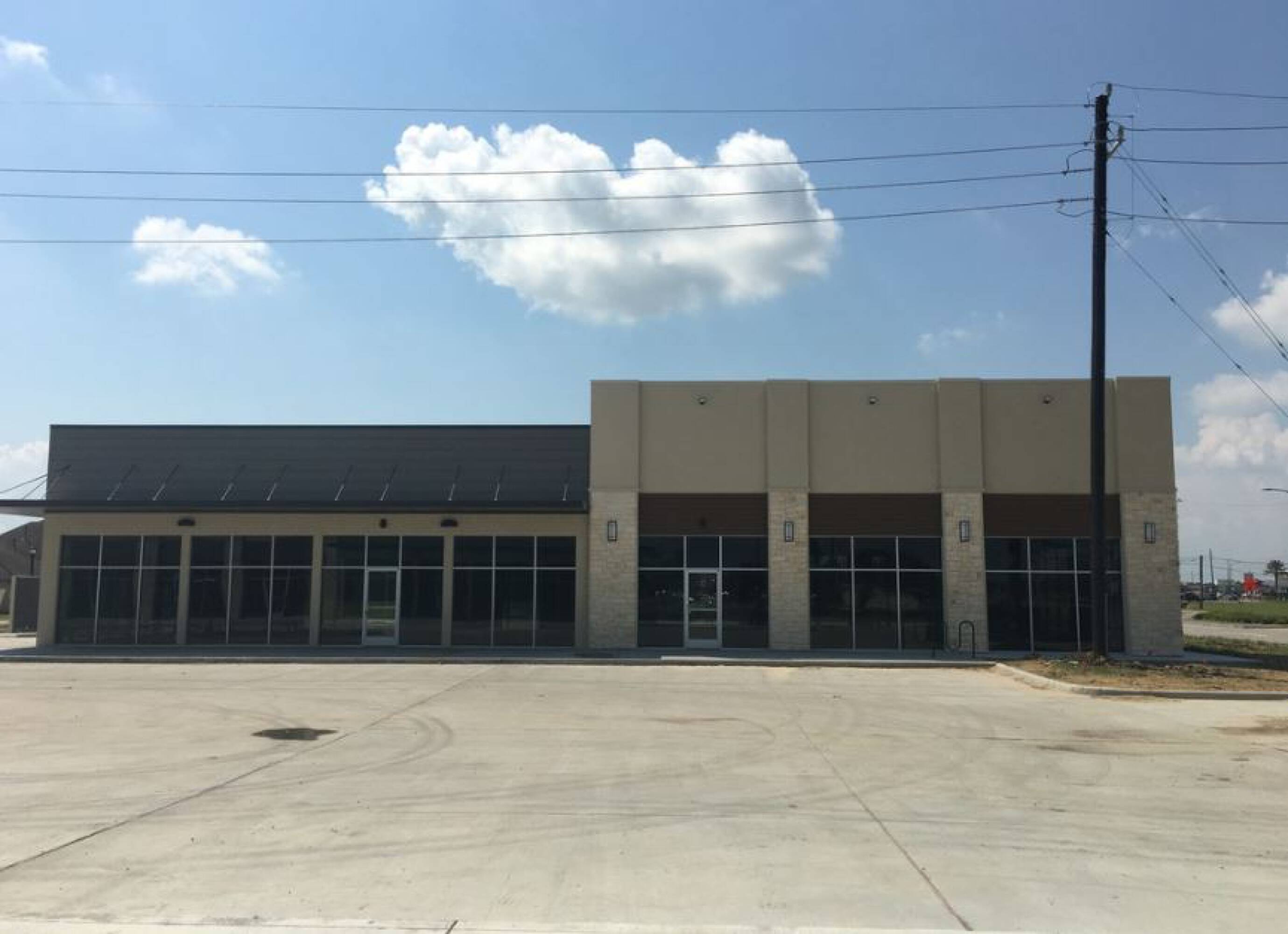 7611 Eagle Dr, Mont Belvieu, TX 77523