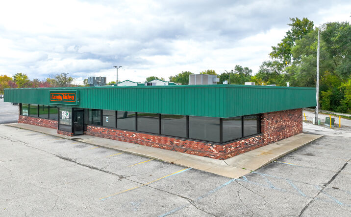 Pictures of Retail property located at 2610 Center Ave, Bay City, MI 48708 for lease - image #1