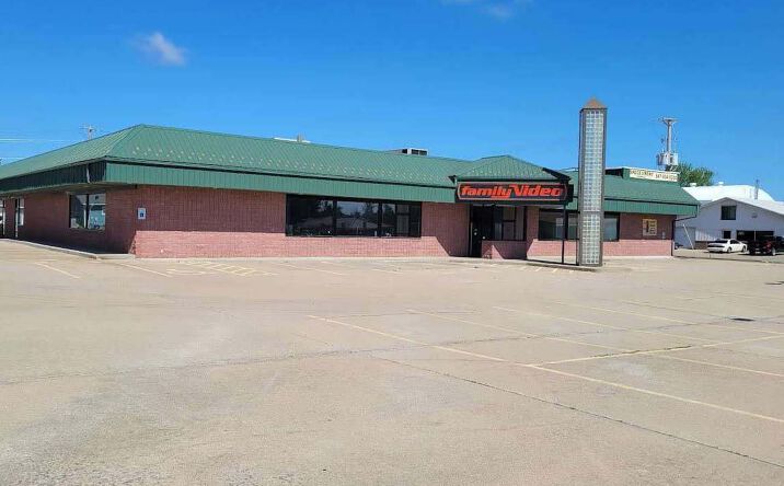 Pictures of Retail property located at 204 N Roche St, Knoxville, IA 50138 for lease - image #1