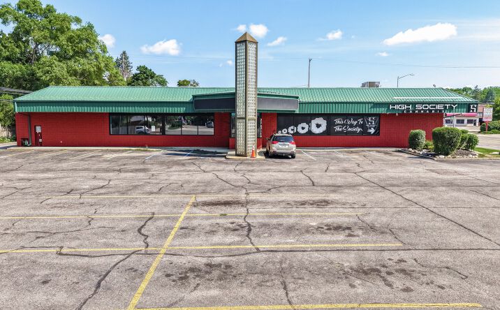Pictures of Retail property located at 924 E Elm St, Lima, OH 45805 for lease - image #1