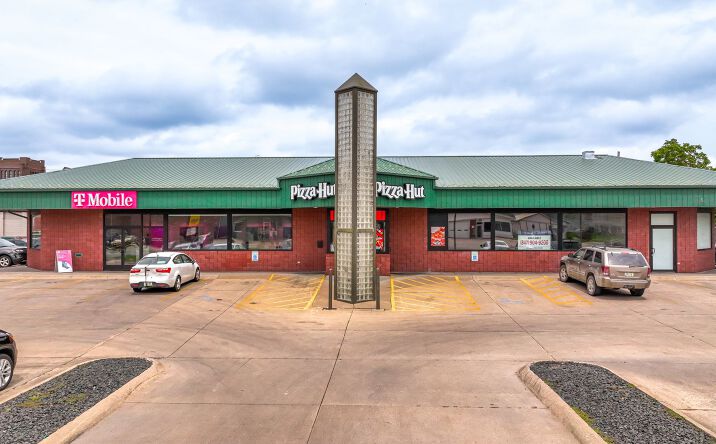 Pictures of Retail property located at 308 1st Ave E, Newton, IA 50208 for lease - image #1