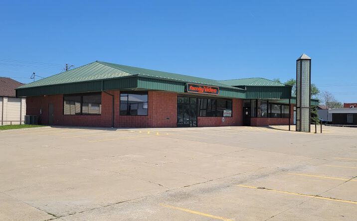 Pictures of Retail property located at 308 1st Ave E, Newton, IA 50208 for lease - image #1