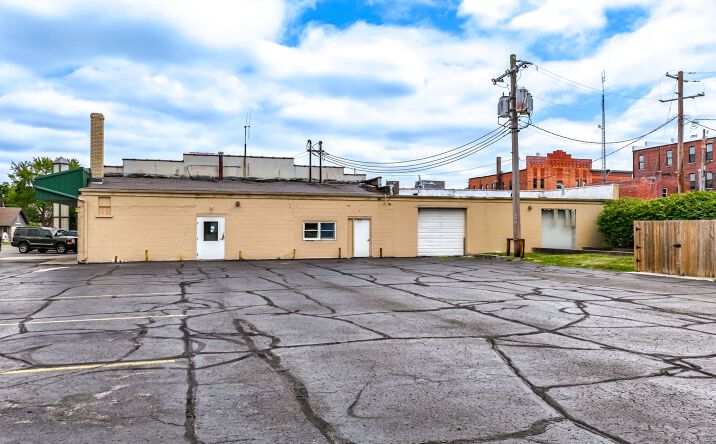 Pictures of Retail property located at 211 N Wayne St, Angola, IN 46703 for lease - image #1