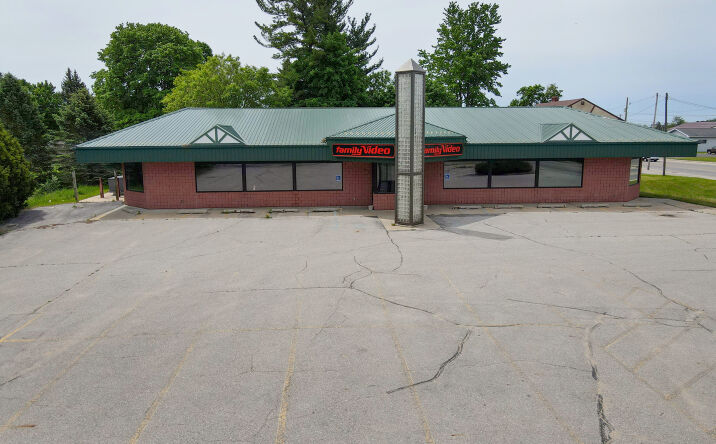 Pictures of Retail property located at 305 S Otsego Ave, Gaylord, MI 49735 for lease - image #1