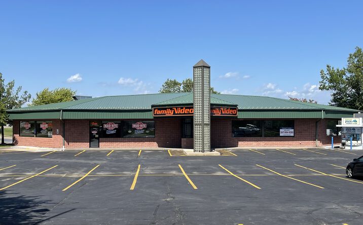 Pictures of Retail property located at 2402 E 53rd St, Davenport, IA 52807 for lease - image #1