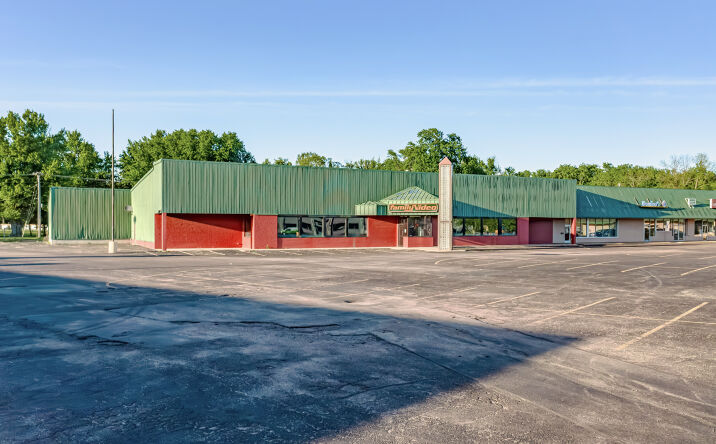 Pictures of Retail property located at 406 Wolf River Plaza, New London, WI 54961 for lease - image #1