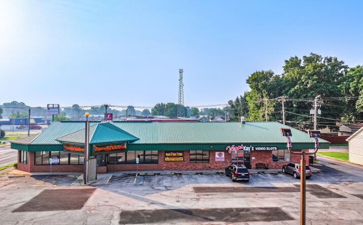 Pictures of Retail property located at 429 Keokuk St, Lincoln, IL 62656 for lease - image #1