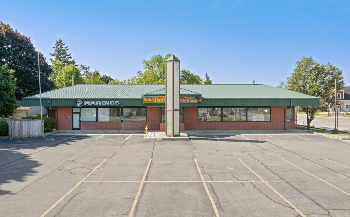 Pictures of Retail property located at 359 Broadway St, South Haven, MI 49090 for lease - image #1