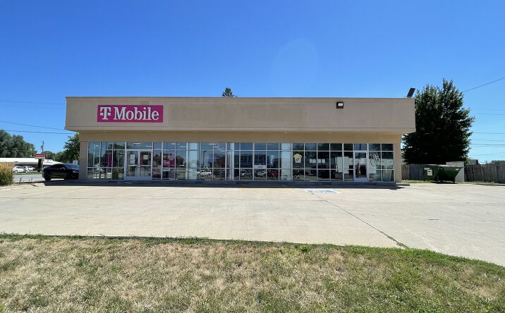 Pictures of Retail property located at 812 A Ave W, Oskaloosa, IA 52577 for lease - image #1