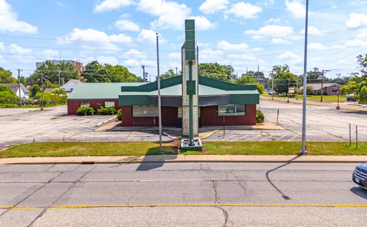 Pictures of Retail property located at 705 N Gilbert St, Danville, IL 61832 for lease - image #1