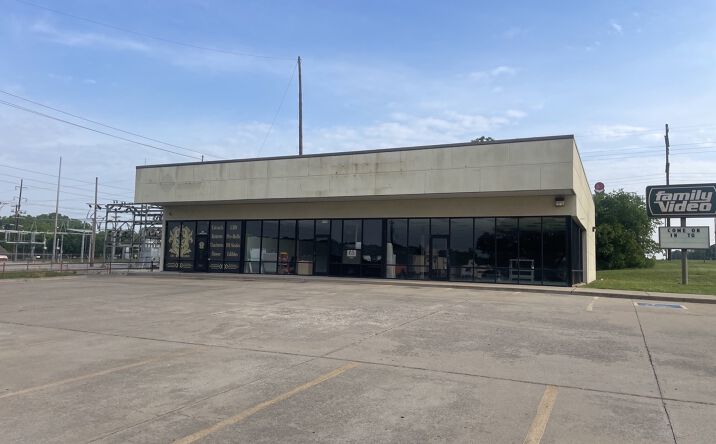 Pictures of Retail property located at 2525 Milt Phillips Ave, Seminole, OK 74868 for sales - image #1
