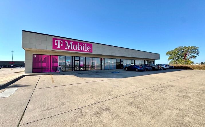 Pictures of Retail property located at 1402 W Grant Ave, Pauls Valley, OK 73075 for lease - image #1
