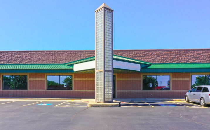 Pictures of Retail property located at 618 W Vandament Ave, Yukon, OK 73099 for lease - image #1