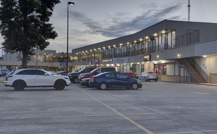 Pictures of Retail property located at 3701 General De Gaulle Dr, New Orleans, LA 70114 for lease - image #1