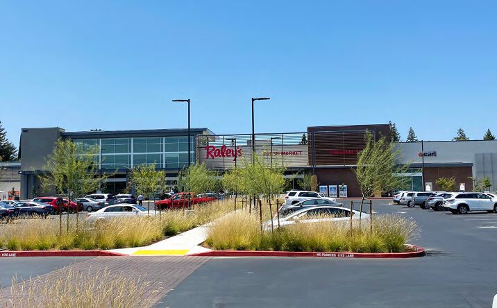 Pictures of Retail property located at 4680-4710 Freeport Blvd, Sacramento, CA 95822 for lease - image #1
