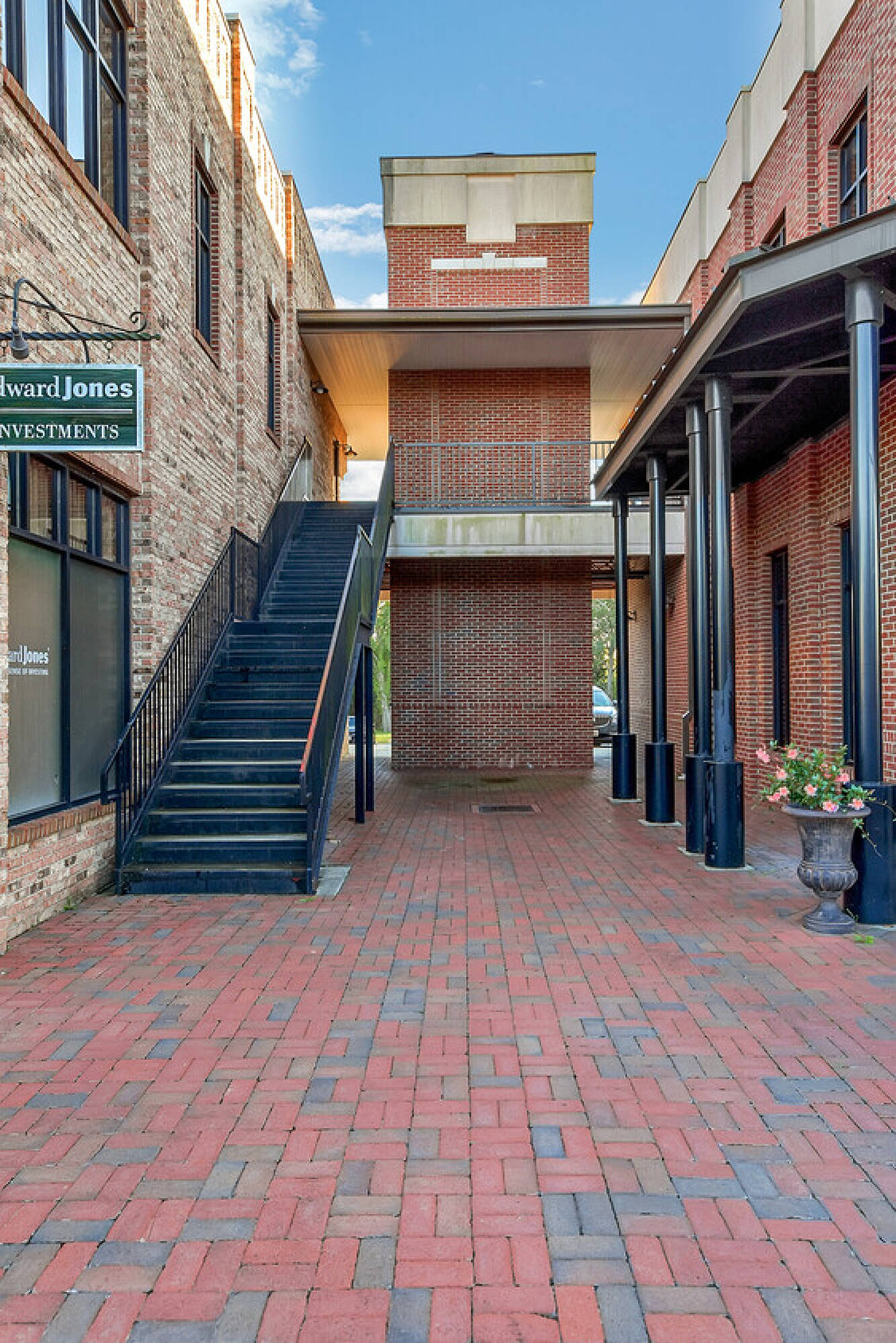 1685049