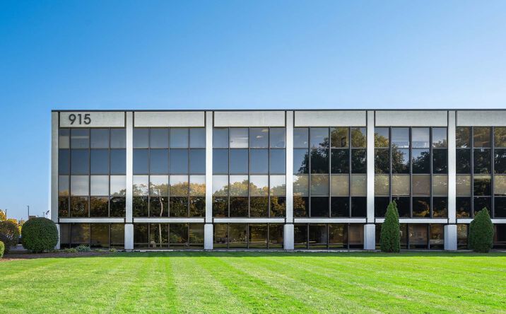 Pictures of Office property located at 915 Harger Rd, Oak Brook, IL 60523 for lease - image #1