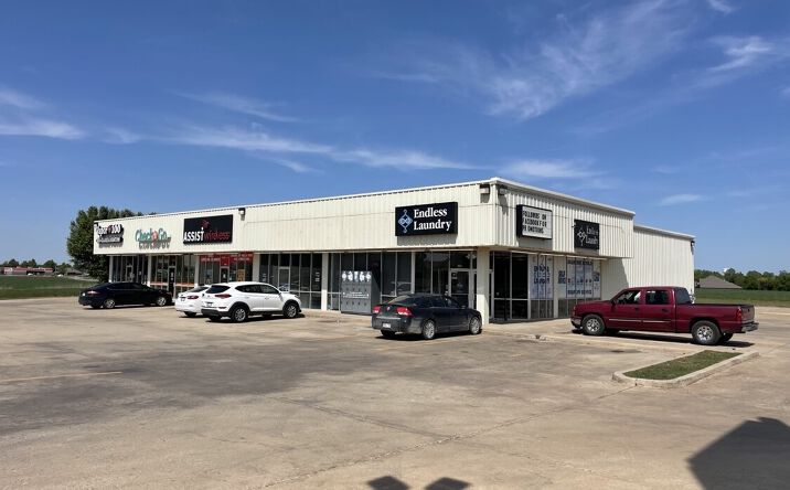 Pictures of Retail property located at 1407 S Country Club Rd, El Reno, OK 73036 for sales - image #1
