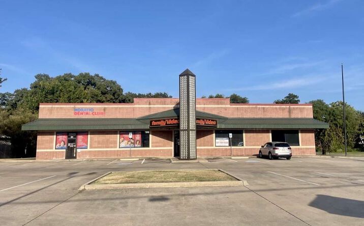 Pictures of Retail property located at 1400 N Center St, Bonham, TX 75418 for lease - image #1