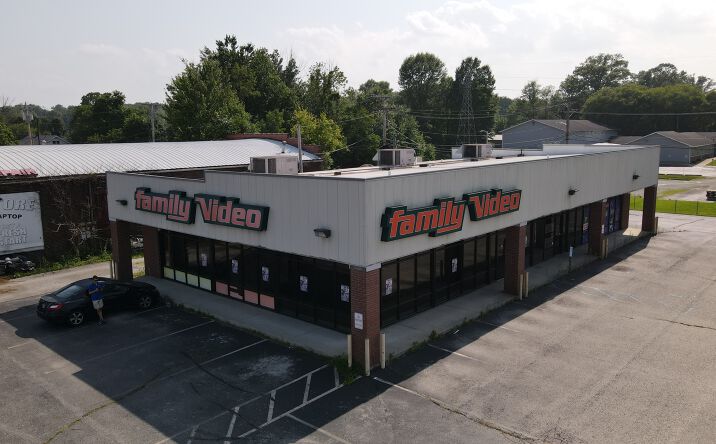 Pictures of Retail property located at 200 South Gardner St, Scottsburg, IN 47170 for lease - image #1