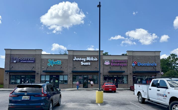 Pictures of Retail property located at 7449 Airport Blvd, Mobile, AL 36608 for lease - image #1