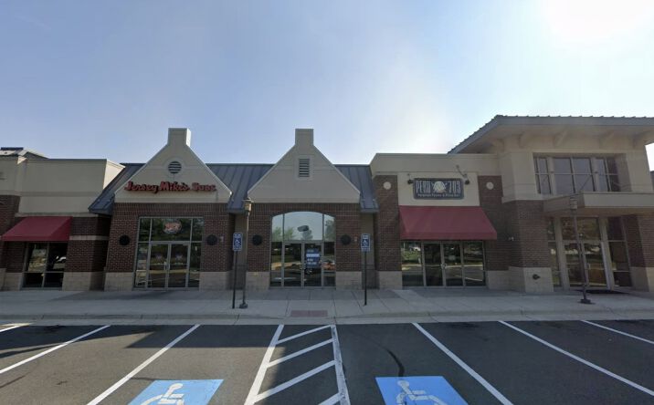 Pictures of Retail property located at 5009 Westone Plz, Centreville, VA 20120 for lease - image #1