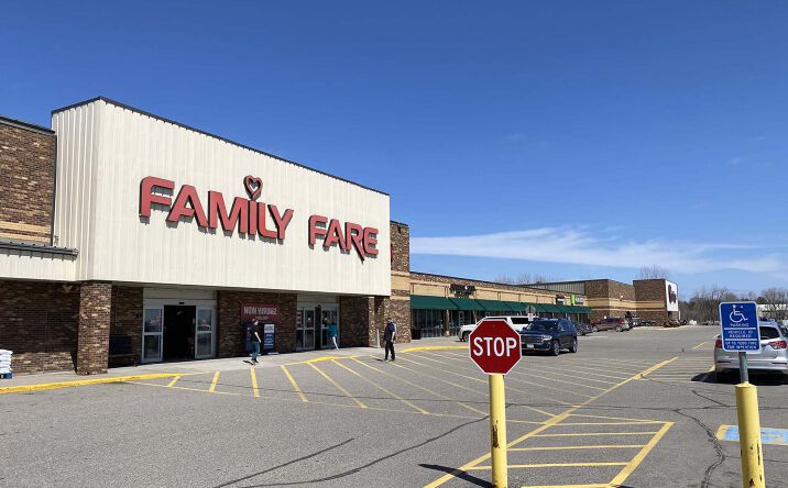 Pictures of Retail property located at 951-975 E Frontage Rd, Litchfield, MN 55355 for lease - image #1