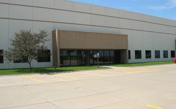 Pictures of Industrial property located at 4401 121st St, Urbandale, IA 50323 for lease - image #1
