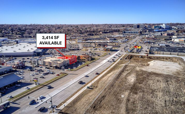 Pictures of Restaurant, Retail property located at 7425 Dodge Street, Omaha, NE 68114 for lease - image #1