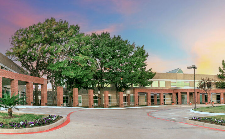 Pictures of Office, Industrial property located at 8111 Royal Ridge Pkwy, Irving, TX 75063 for lease - image #1