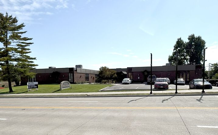 Pictures of Office property located at 8700 Manchester Rd, St. Louis, MO 63144 for lease - image #1