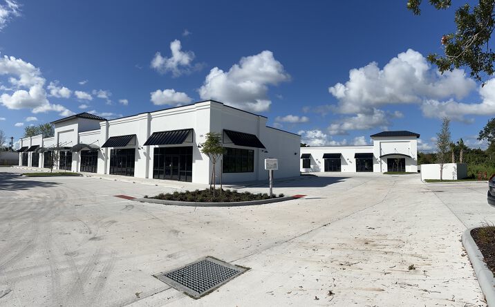 Pictures of Retail property located at 325 S Courtenay Pkwy, Merritt Island, FL 32952 for lease - image #1