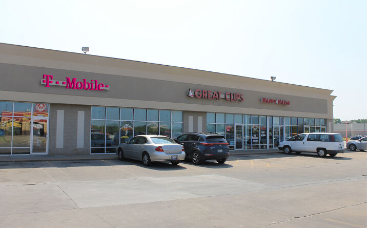 Pictures of Retail property located at 913 41st Ave Dr, Moline, IL 61265 for sales - image #1