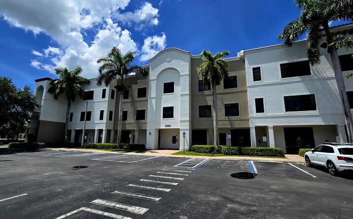 Pictures of Office property located at 2590 Northbrooke Plaza Dr, Naples, FL 34119 for lease - image #1