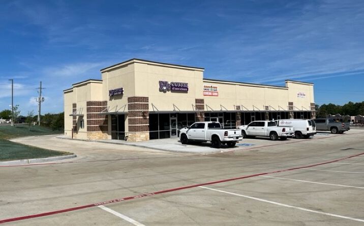Pictures of Retail property located at 17128 Walden Rd, Montgomery, TX 77356 for lease - image #1