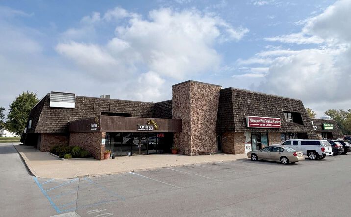 Pictures of Retail, Office property located at 3015 Navarre Ave, Oregon, OH 43616 for lease - image #1