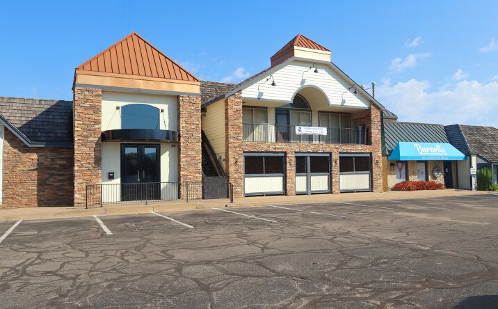 Pictures of Retail property located at 550 N Rock Rd, Wichita, KS 67206 for lease - image #1