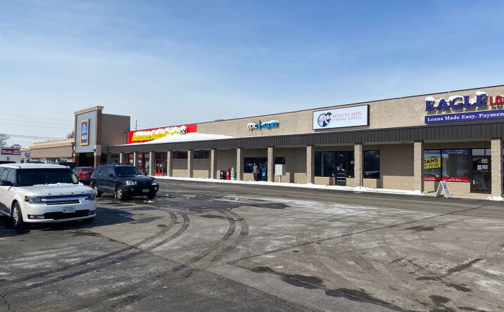 Pictures of Retail property located at 1240 Bellefontaine St, Wapakoneta, OH 45895 for lease - image #1