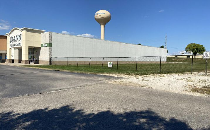 Pictures of Land property located at Prewitt Point Unit - 19 - FS, Osage Beach, MO 65065 for lease - image #1