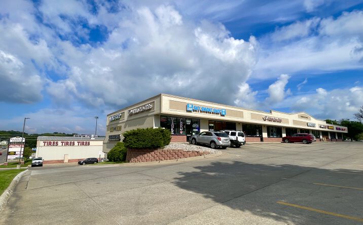 Pictures of Retail property located at 1901 Hamilton Blvd, Sioux City, IA 51104 for lease - image #1