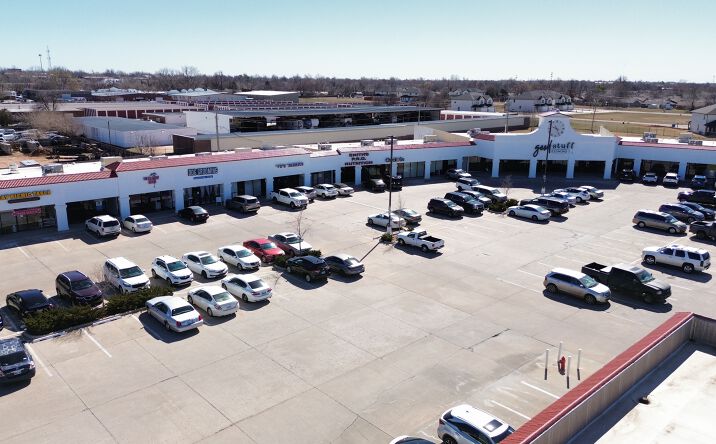 Pictures of Retail property located at 800-828 W Edmond Rd, Edmond, OK 73003 for lease - image #1