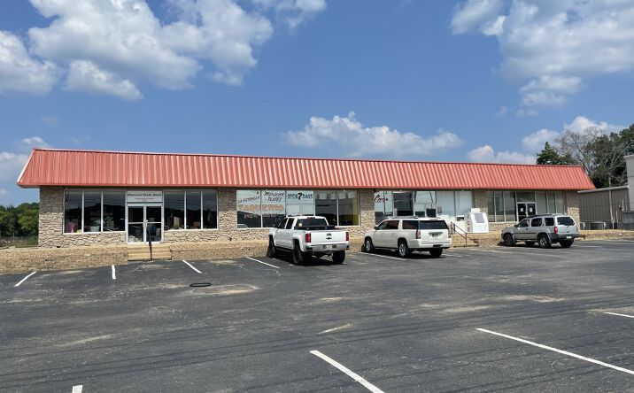 Pictures of Retail property located at 380 S Harkrider St, Conway, AR 72032 for lease - image #1