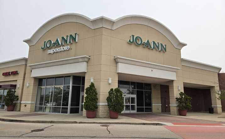 Pictures of Retail property located at 215 E Palatine Rd, Arlington Heights, IL 60004 for lease - image #1