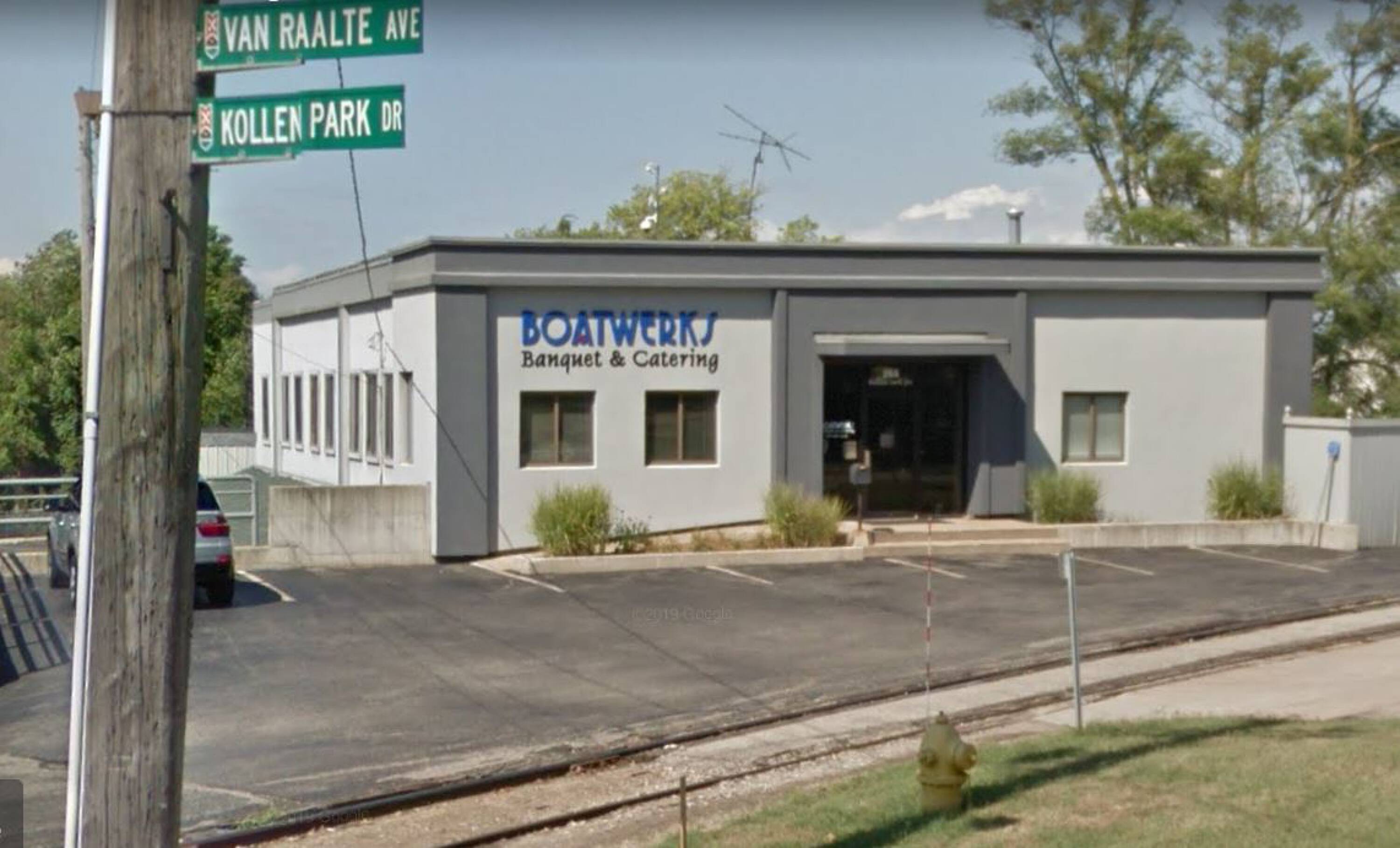 265 Kollen Park Dr, Holland, MI 49423