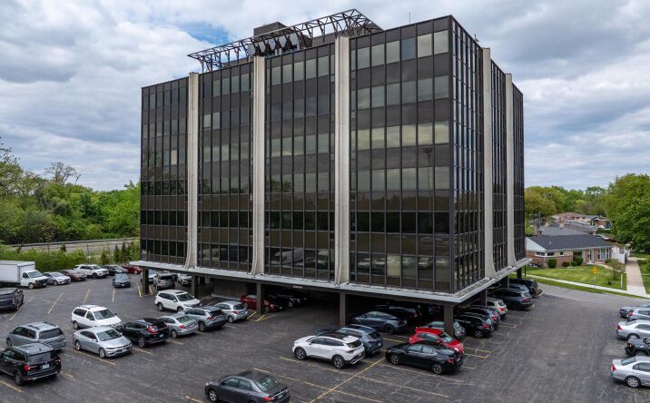 Pictures of Office property located at 6200 N Hiawatha Ave, Chicago, IL 60646 for lease - image #1